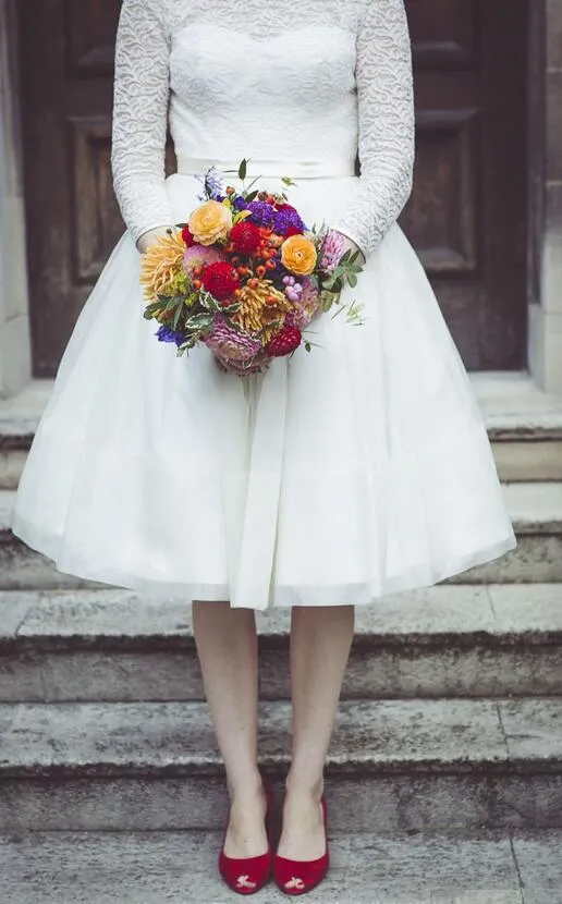 Robe de mariée de longueur thé à col rond en dentelle de style campagnard abordable avec manches 3/4