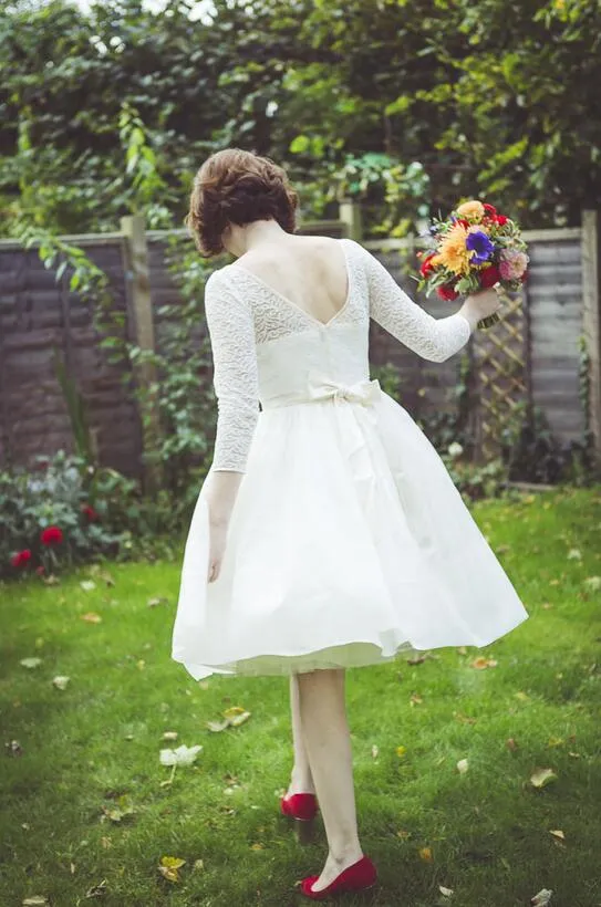 Robe de mariée de longueur thé à col rond en dentelle de style campagnard abordable avec manches 3/4