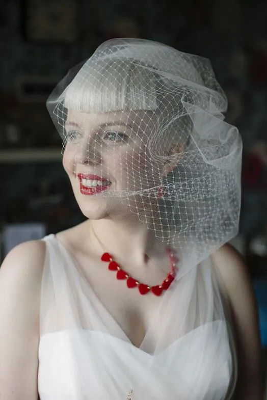 Robes de mariée de style campagnard romantiques abordables en tulle longueur thé