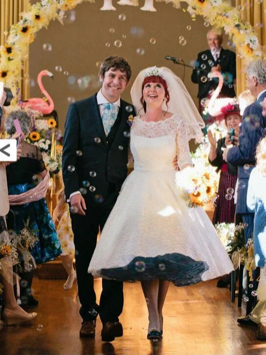 Robe de mariée en dentelle longueur thé à col rond d'inspiration vintage abordable avec manches