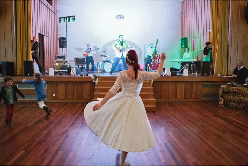 Robe de mariée en dentelle longueur thé à col rond d'inspiration vintage abordable avec manches