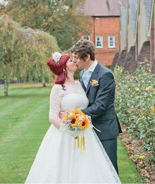 Robe de mariée en dentelle longueur thé à col rond d'inspiration vintage abordable avec manches