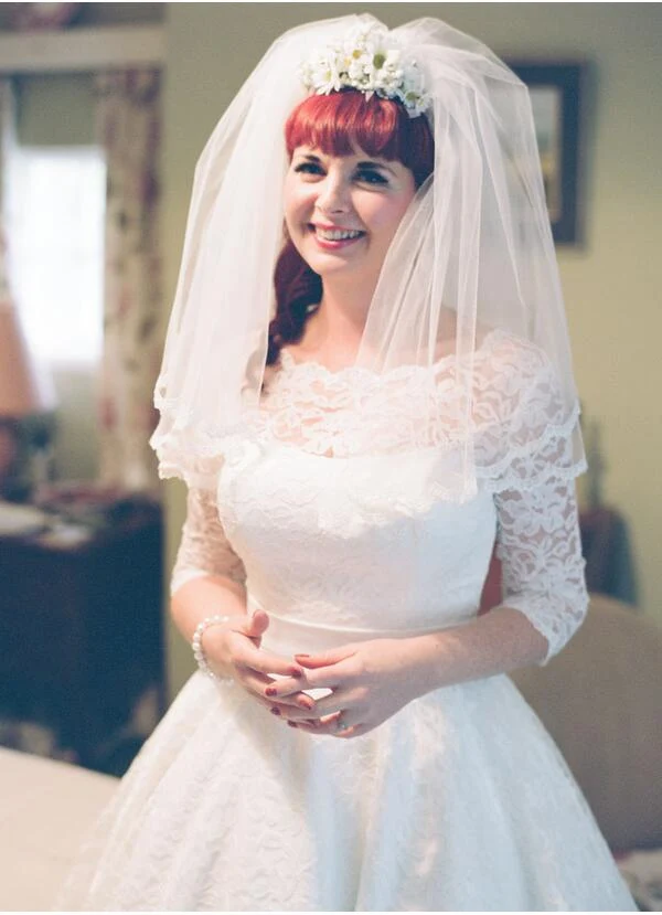 Robe de mariée en dentelle longueur thé à col rond d'inspiration vintage abordable avec manches