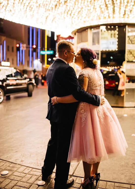 Robe de mariée vintage en dentelle rose avec des appliques de longueur thé