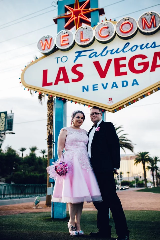 Robe de mariée vintage en dentelle rose avec des appliques de longueur thé