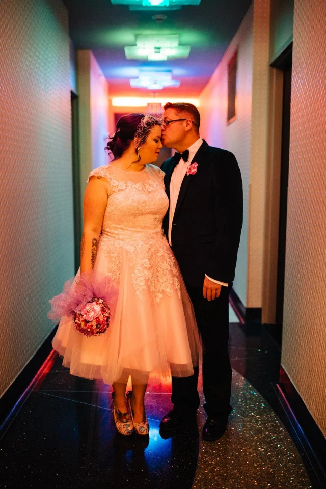 Robe de mariée vintage en dentelle rose avec des appliques de longueur thé