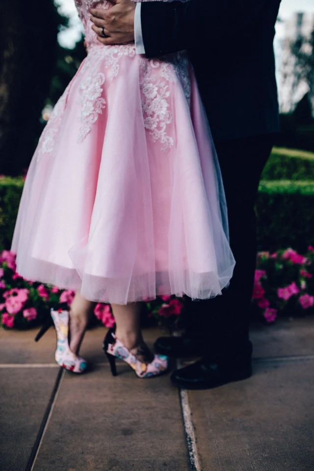 Robe de mariée vintage en dentelle rose avec des appliques de longueur thé