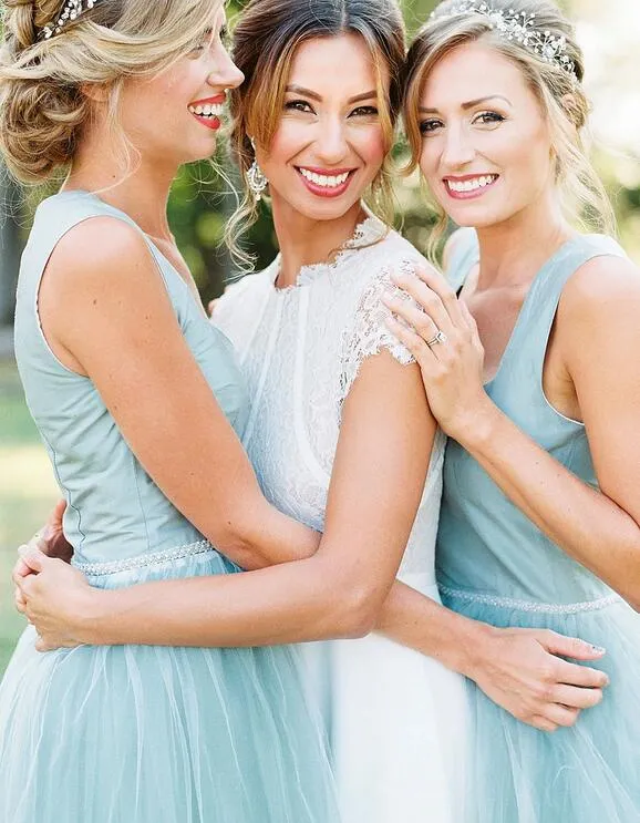 Belles robes de demoiselle d'honneur en tulle longueur thé à la menthe avec de larges bretelles