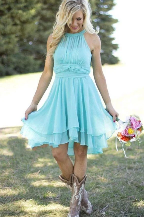 Robe de demoiselle d'honneur courte en mousseline de soie bleue rustique et sophistiquée avec des bottes