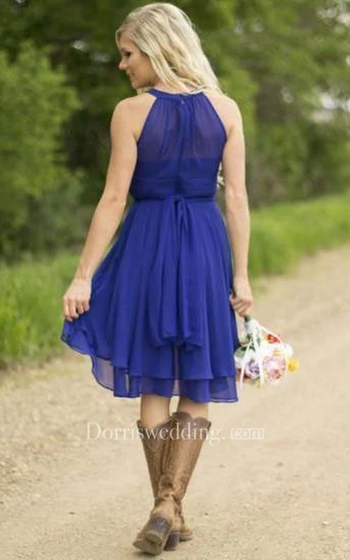 Robe de demoiselle d'honneur courte en mousseline de soie bleue rustique et sophistiquée avec des bottes