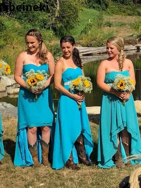 Robe de demoiselle d'honneur sans bretelles de style campagnard avec bottes