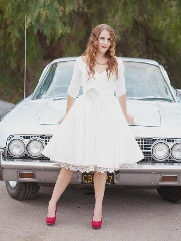 Robe de mariée longueur thé inspirée d’Audrey Hepburn avec manches 3/4 | Rockabilly Hochzeitskleider