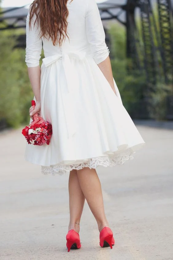Robe de mariée longueur thé inspirée d’Audrey Hepburn avec manches 3/4 | Rockabilly Hochzeitskleider