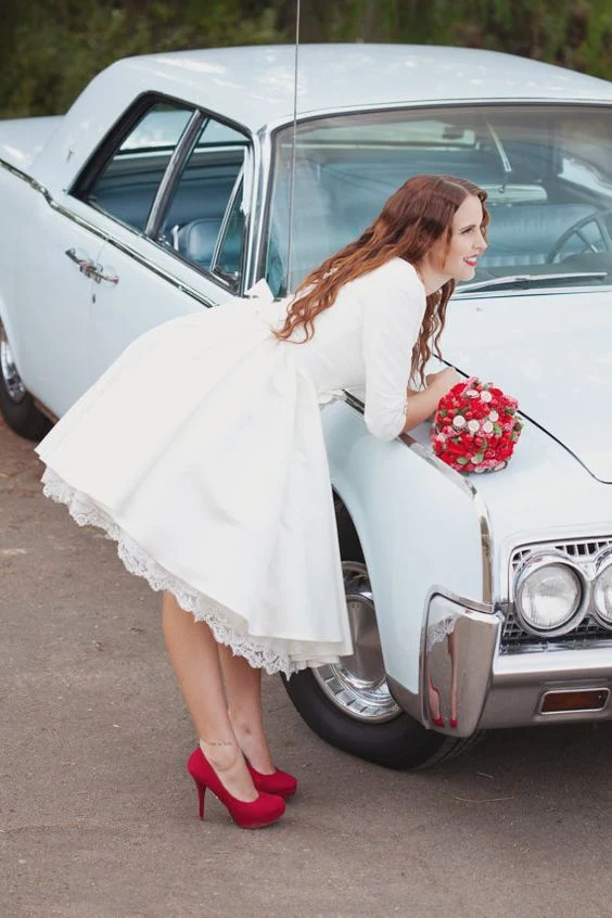 Robe de mariée longueur thé inspirée d’Audrey Hepburn avec manches 3/4 | Rockabilly Hochzeitskleider