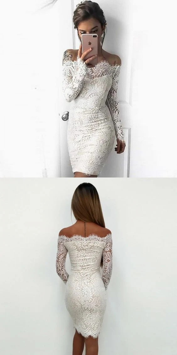 Robe de bal blanche moulante courte en dentelle à épaules dénudées et manches longues