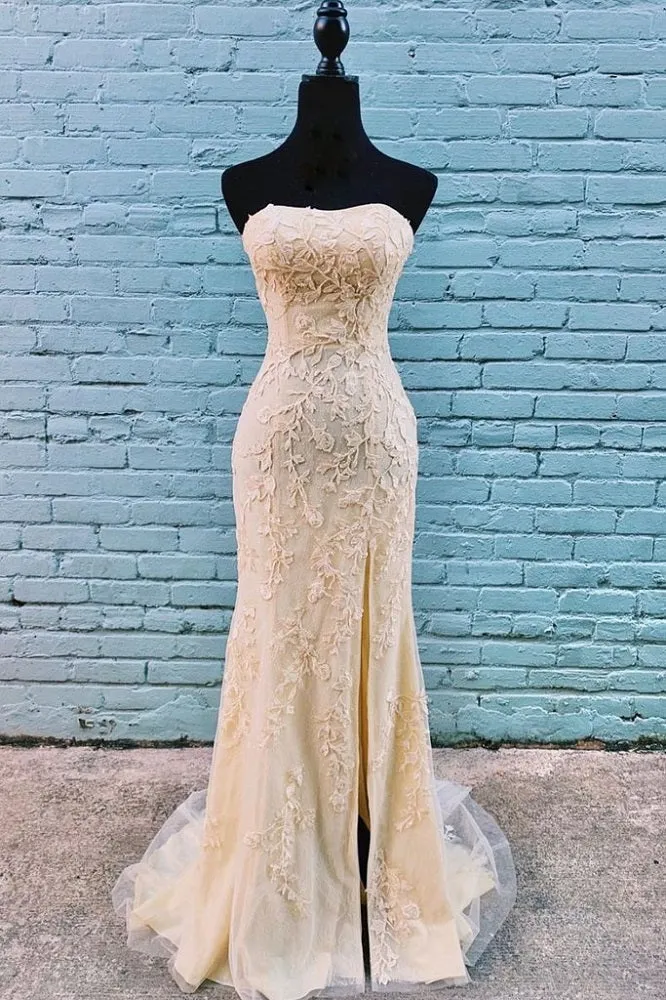 Robe de bal longue sans bretelles avec appliques de dentelle dorée chic et fente latérale