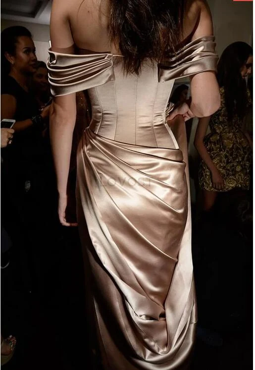 Robe de bal dorée longue à épaules dénudées et fente latérale