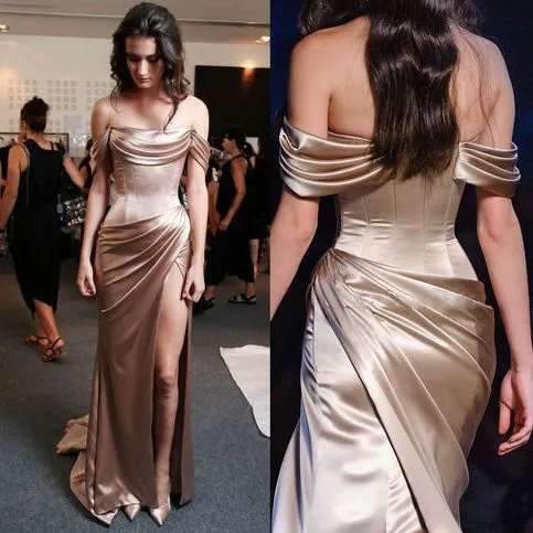 Robe de bal dorée longue à épaules dénudées et fente latérale
