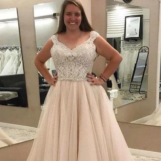 Robe de mariée grande taille à manches courtes avec haut en dentelle délicate et perles