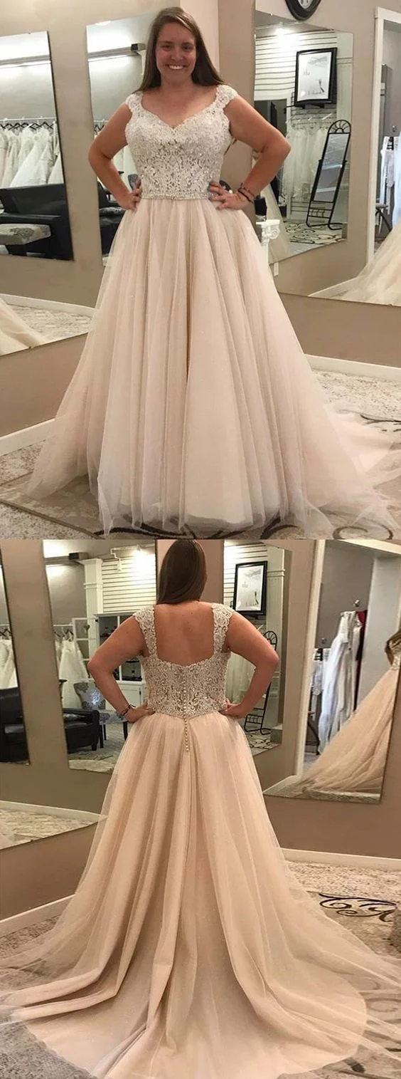 Robe de mariée grande taille à manches courtes avec haut en dentelle délicate et perles