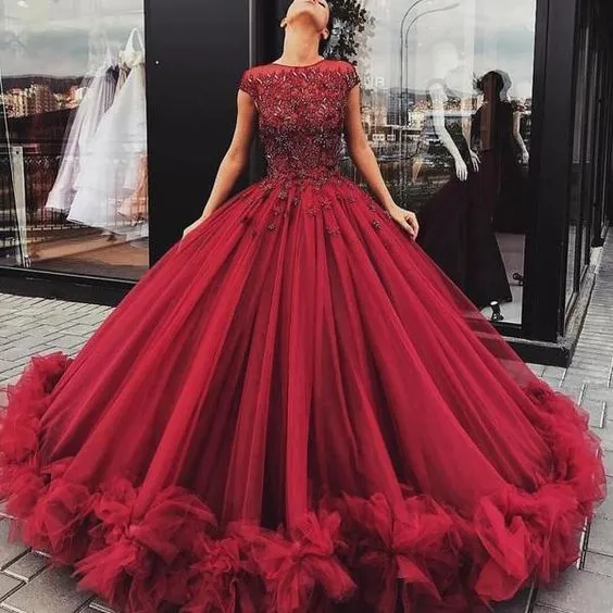 Robe de bal de luxe bordeaux manches courtes éblouissantes perles haut robe de mariée en tulle