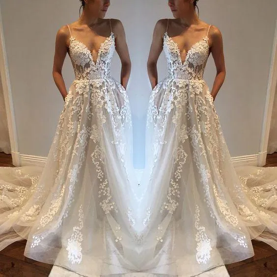 Robe de mariée trapèze sexy en dentelle à col en V plongeant et transparente