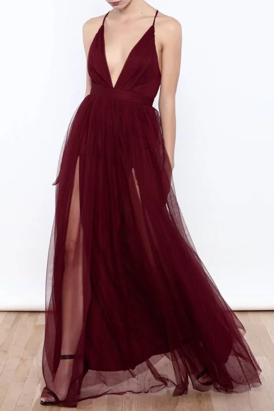 Robe de bal fluide en mousseline de soie bordeaux à col en V plongeant unique avec fentes latérales