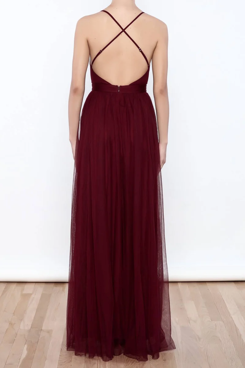 Robe de bal fluide en mousseline de soie bordeaux à col en V plongeant unique avec fentes latérales