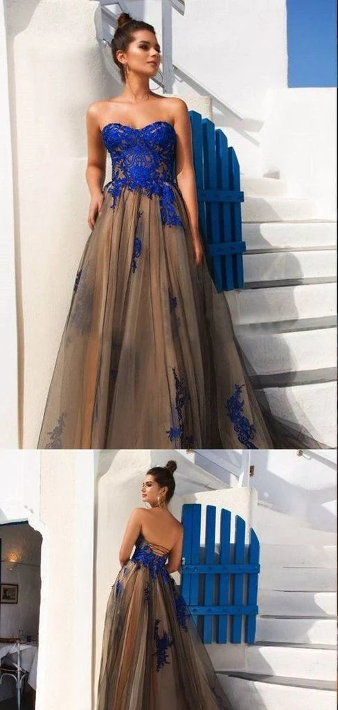 Robe de bal champagne en tulle sans bretelles sur mesure avec appliques en dentelle bleu royal
