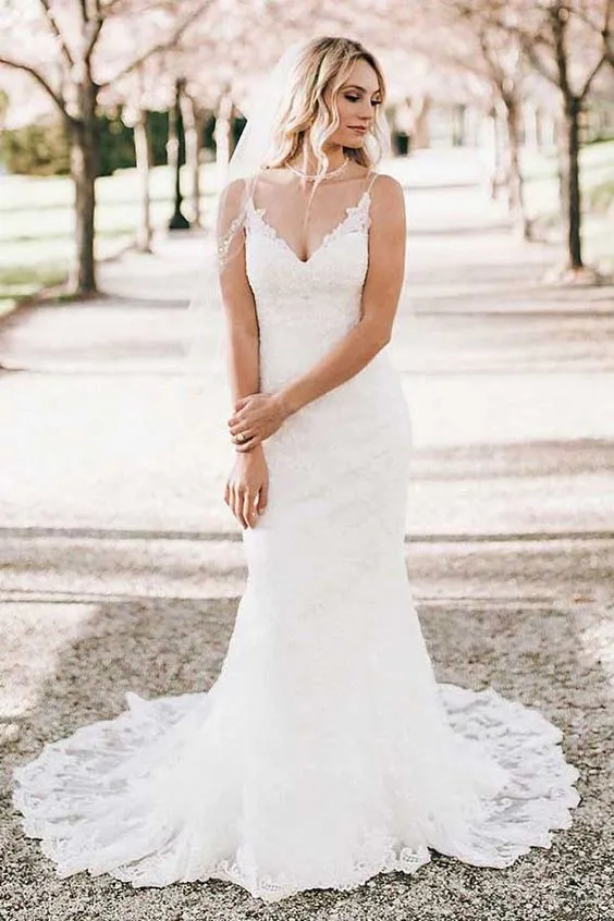 Robe de mariée fourreau en dentelle à bretelles spaghetti