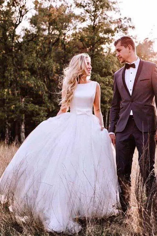 Robe de mariée d'automne modeste en tulle et satin à col bateau et dos bas