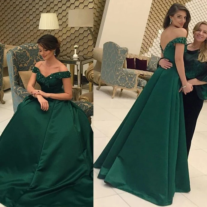 Robe de bal en satin vert émeraude avec épaules dénudées et dentelle