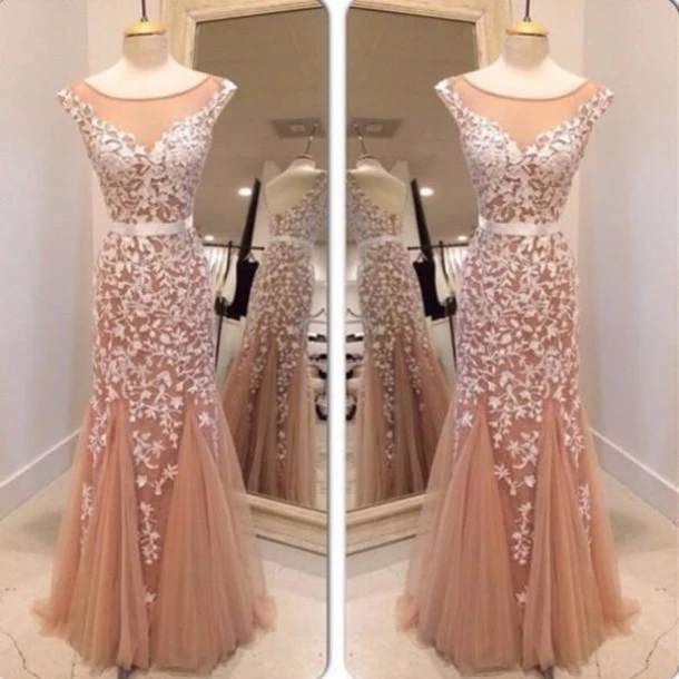 Robe de bal en dentelle et tulle à mancherons champagne foncé