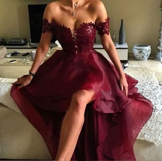 Robe de bal haut bas en dentelle bordeaux à épaules dénudées