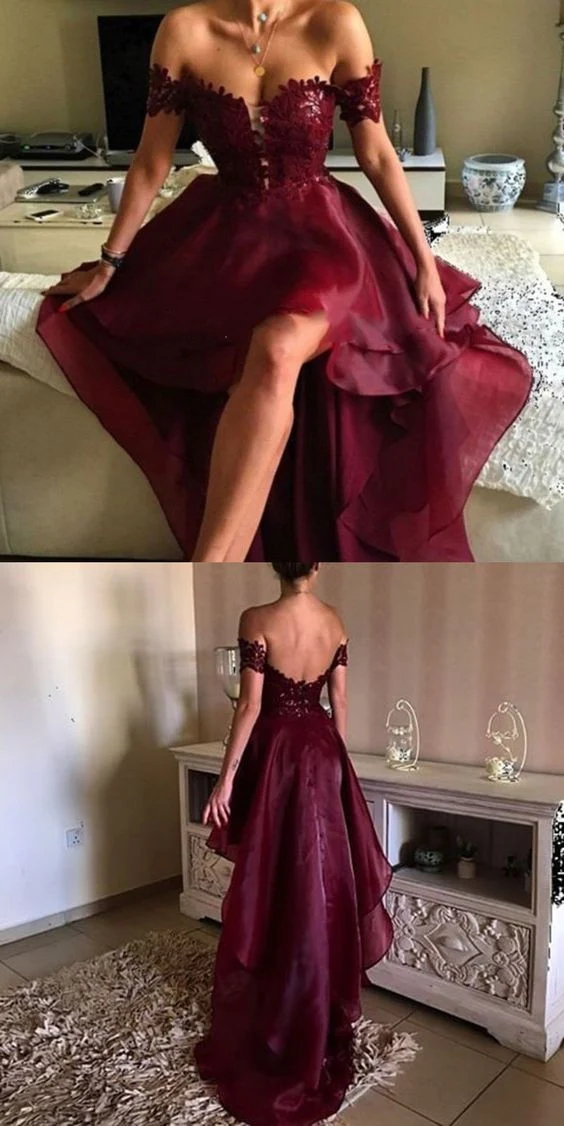 Robe de bal haut bas en dentelle bordeaux à épaules dénudées