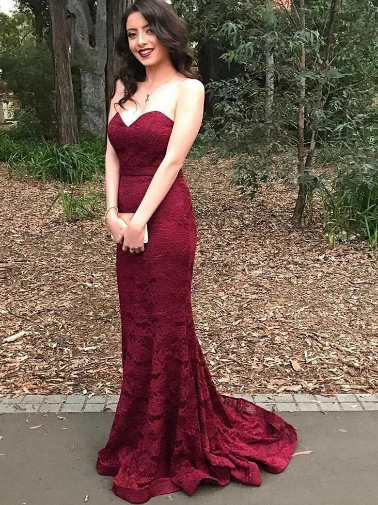Robe formelle sirène sans bretelles en dentelle bordeaux avec traîne tribunal