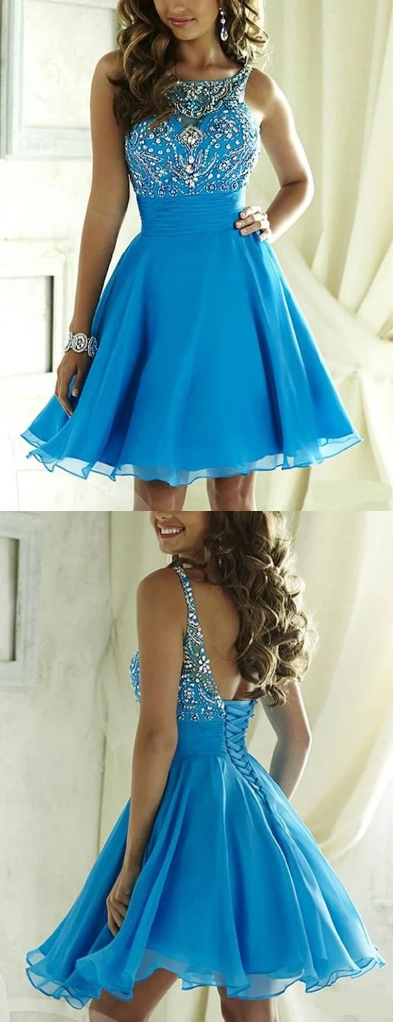 Robe de soirée courte trapèze en mousseline de soie bleue avec haut en perles et strass
