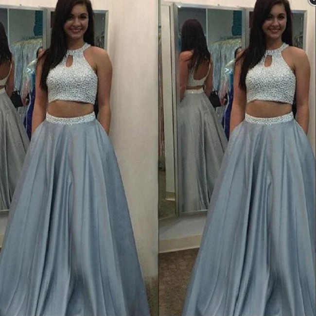 Robe de bal longue en deux pièces avec haut en perles bleu poussiéreux et col licou