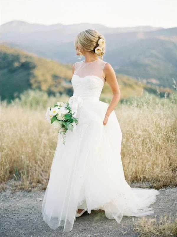 Robe de mariée fluide en tulle à col illusion modeste