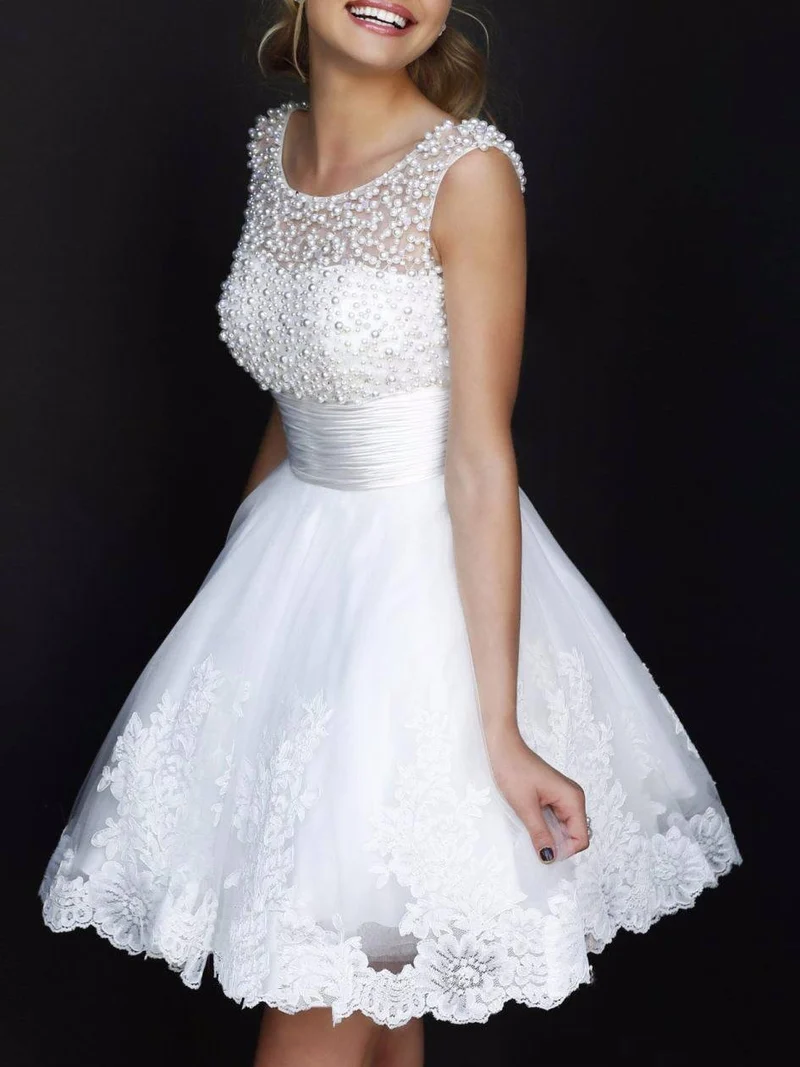 Robe de mariée courte blanche simple ornée de perles sur le dessus de perles