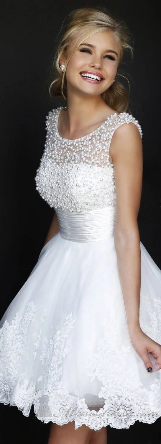 Robe de mariée courte blanche simple ornée de perles sur le dessus de perles