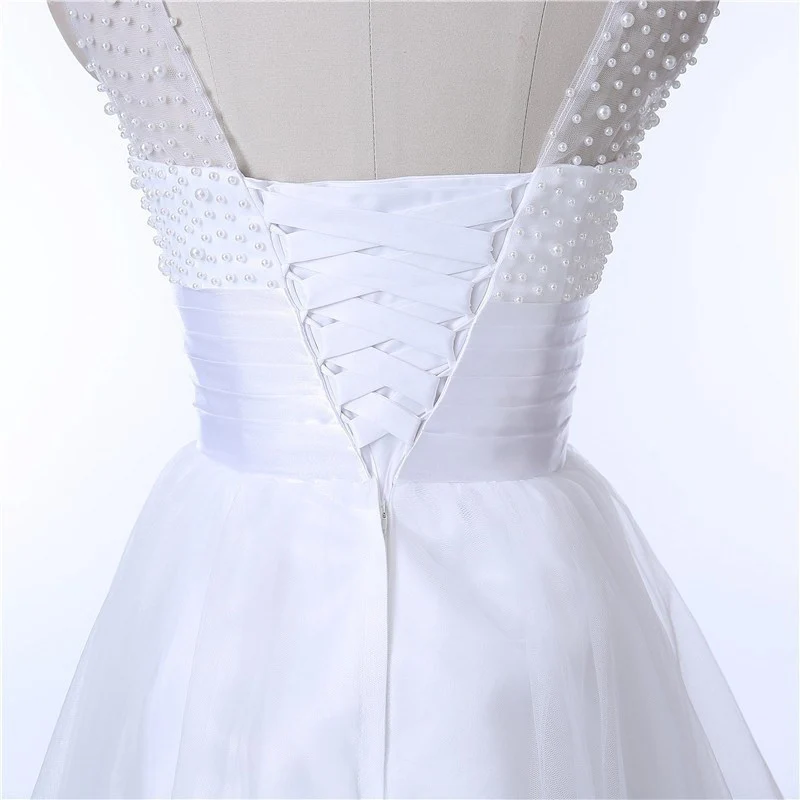 Robe de mariée courte blanche simple ornée de perles sur le dessus de perles
