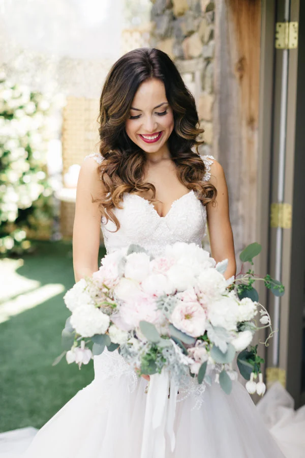 Robe de mariée romantique en tulle dos nu avec appliques en dentelle et traîne chapelle