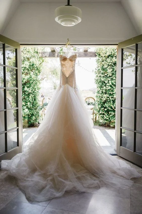 Robe de mariée romantique en tulle dos nu avec appliques en dentelle et traîne chapelle