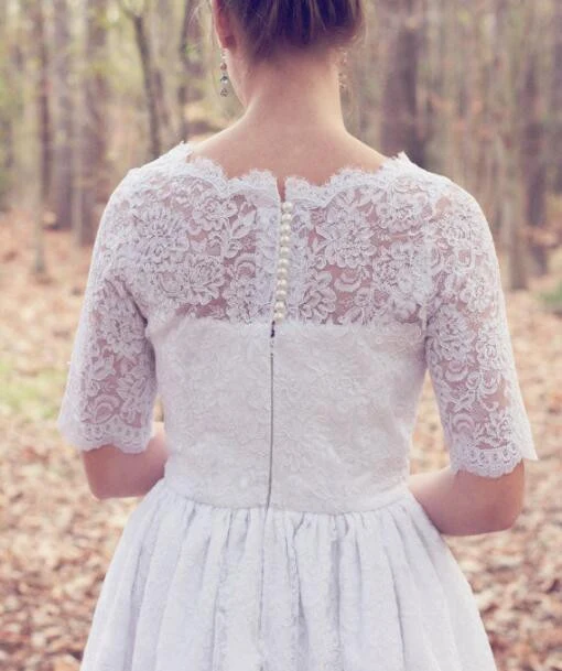 Robe de mariée courte en dentelle vintage de style campagnard avec manches