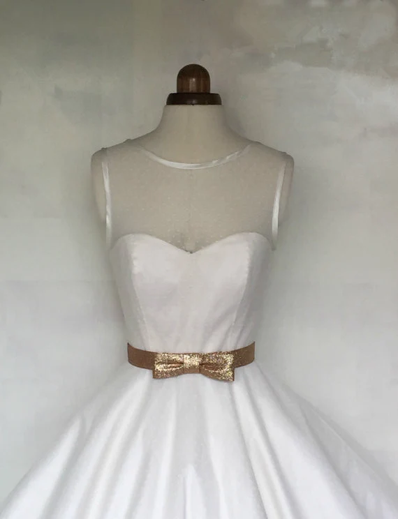Robe de mariée longueur thé à pois style années 50 avec reliure en satin