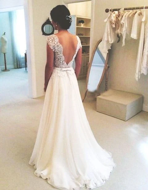 Robe de mariée classique en tulle à manches courtes et haut en dentelle avec traîne de balayage
