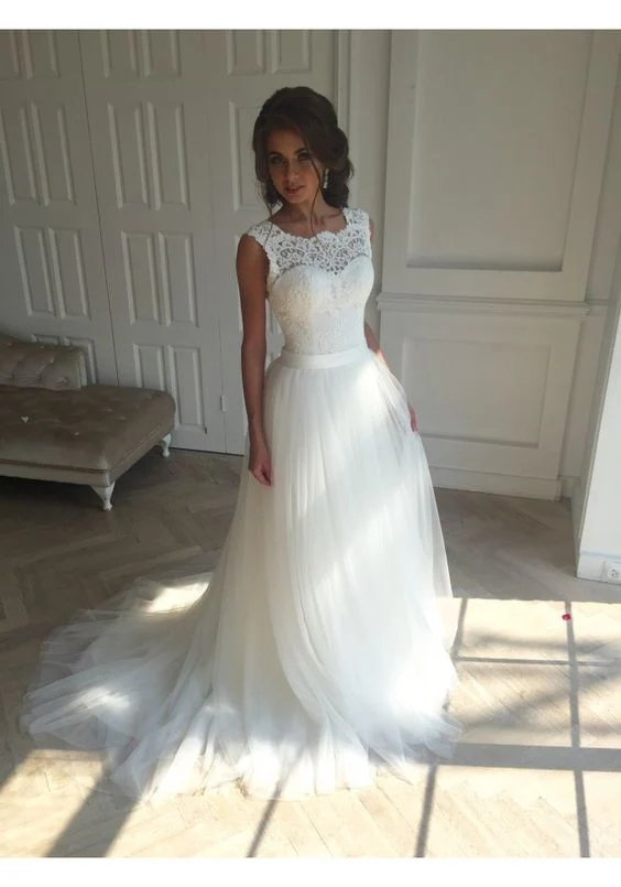Robe de mariée princesse à col haut en dentelle et jupe en tulle