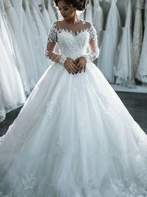 Robe de mariée de célébrité blanche à épaules dénudées et manches longues