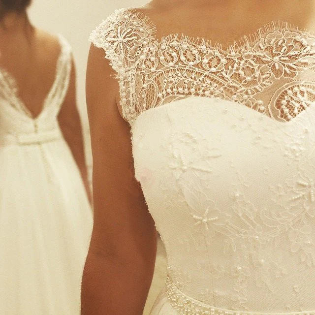 Robes de mariée trapèze simples en dentelle rustique avec col illusion